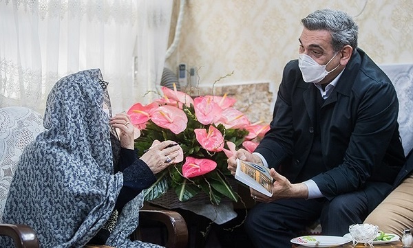 هدیه‌ای که مادر شهیدان خالقی‌پور به شهردار تهران بخشید
