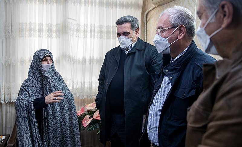 هدیه‌ای که مادر شهیدان خالقی‌پور به شهردار تهران بخشید