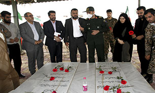 ادای احترام مدیر کل حفظ آثار دفاع مقدس خوزستان به شهدای گمنام شهر دارخوین
