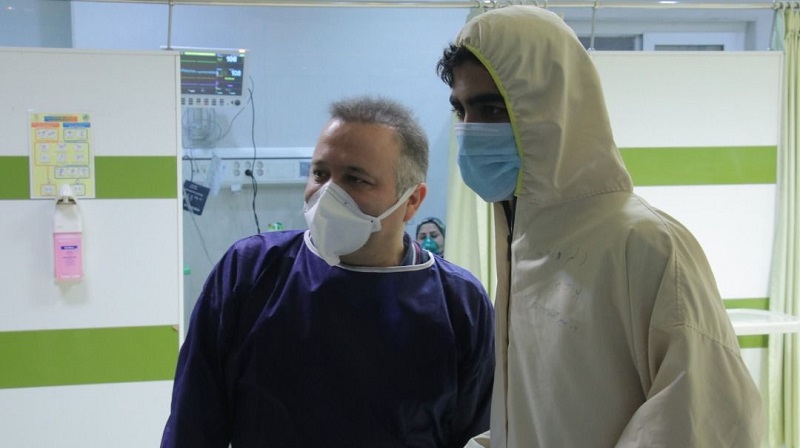 تجلیل هنرمندان بسیجی از کادر درمان بیمارستان بقیه‌الله الاعظم (عج) تهران