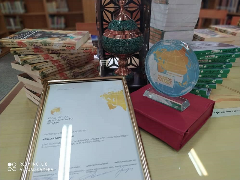 تحویل نشان اوراسیا به خالق «گلستان یازدهم»/ ادبیات پایداری اولین جایزه بین‌المللی را گرفت