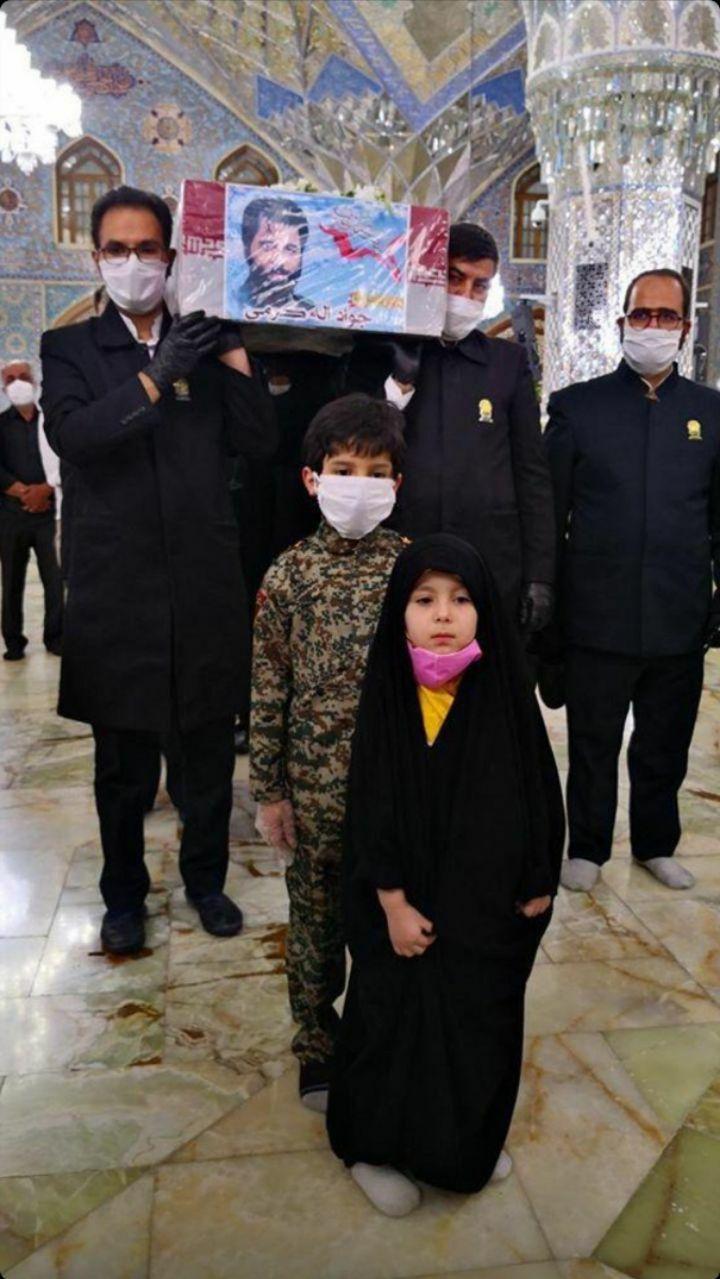 طواف پیکر شهید الله کرم با حضور فرزندانش در حرم رضوی+ تصویر