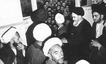 شادی مردم از آزادی امام خمینی (ره) پس از ۱۰ ماه بازداشت/ تلاش رژیم پهلوی برای دور کردن روحانیون از سیاست
