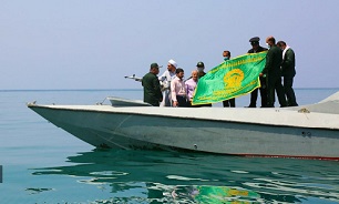 اهتزاز پرچم آستان قدس رضوی در پهنه آب‌های نیلگون خلیج فارس