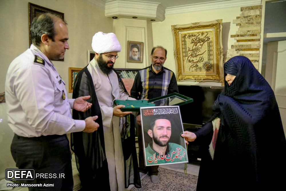 «محمدحسین» علمدار مبارزه با نفاق شد/ بوسه رهبر بر لباس خادمی شهید حدادیان او را به آرزویش رساند