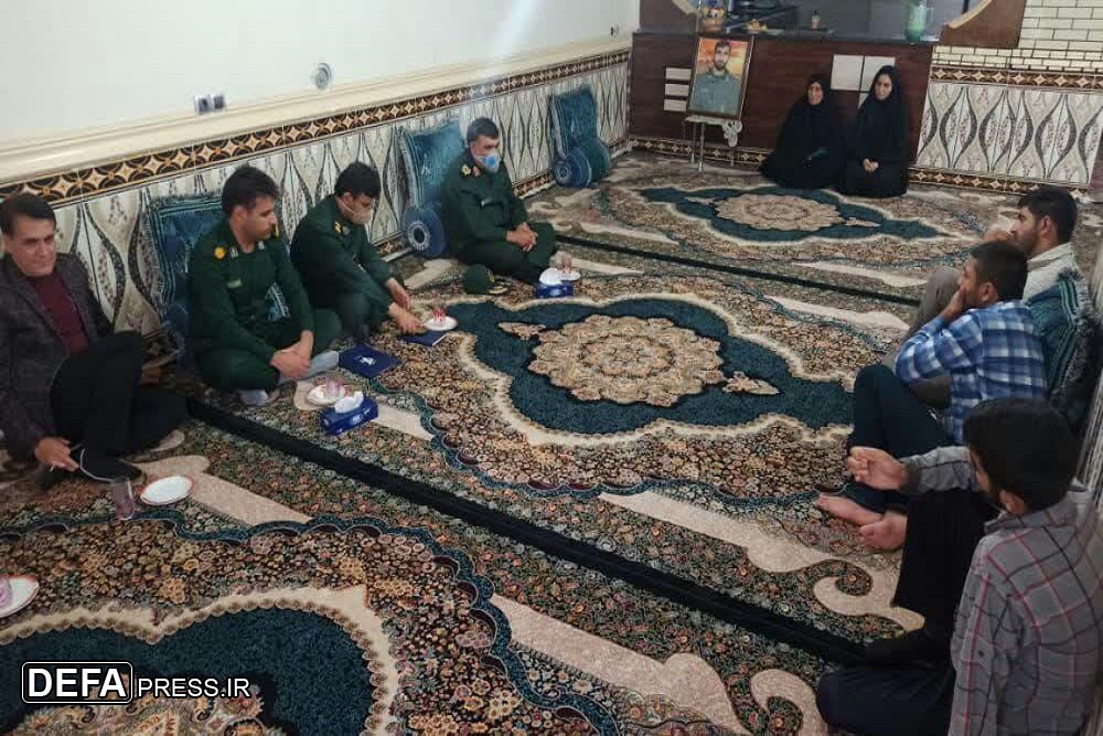 دیدار فرمانده تیپ 48 فتح کهگیلویه و بویراحمد با خانواده شهید «عبدالمحمد خرم‌روز»