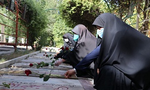 گلباران قبور شهدای زن استان فارس به مناسبت چهل سالگی دفاع مقدس