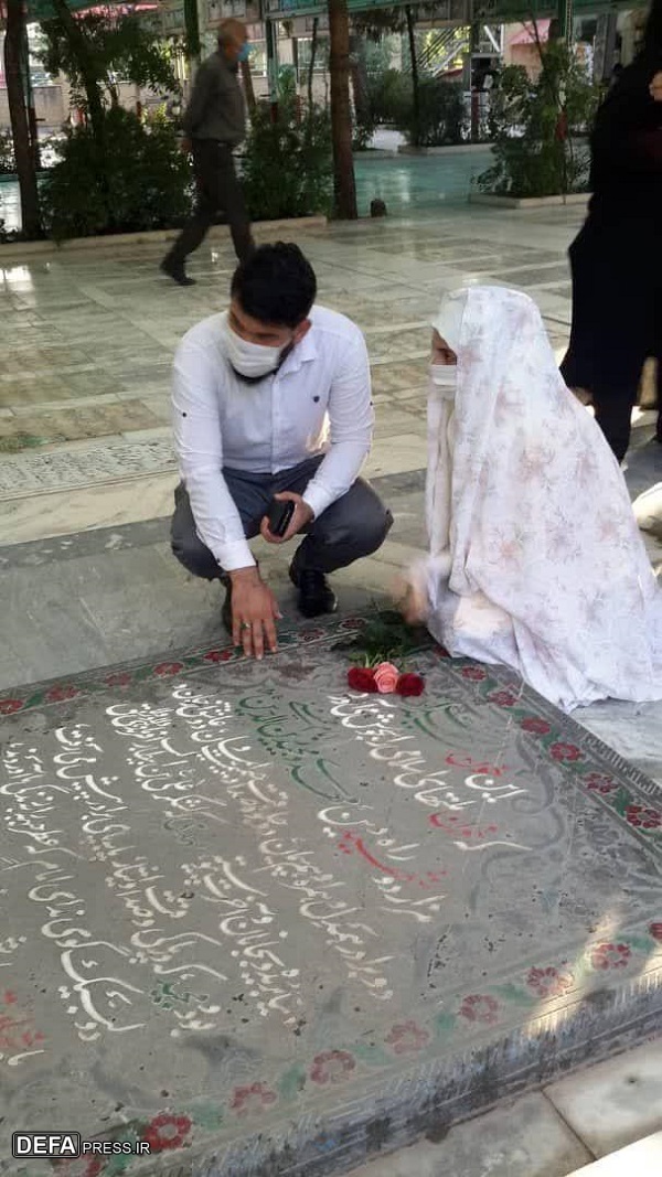 اجرای آیین عقد ازدواج زوج جوان قمی در جوار مزار شهدا + تصاویر