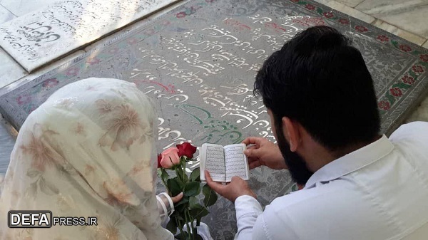 اجرای آیین عقد ازدواج زوج جوان قمی در جوار مزار شهدا + تصاویر