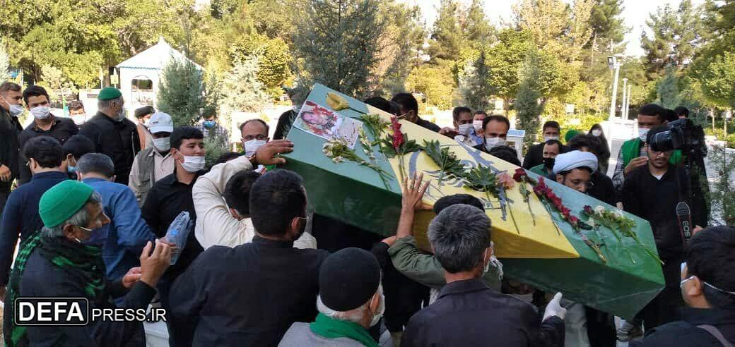 خاکسپاری پیکرهای مطهر دو شهید لشکر فاطمیون در مشهد + تصاویر