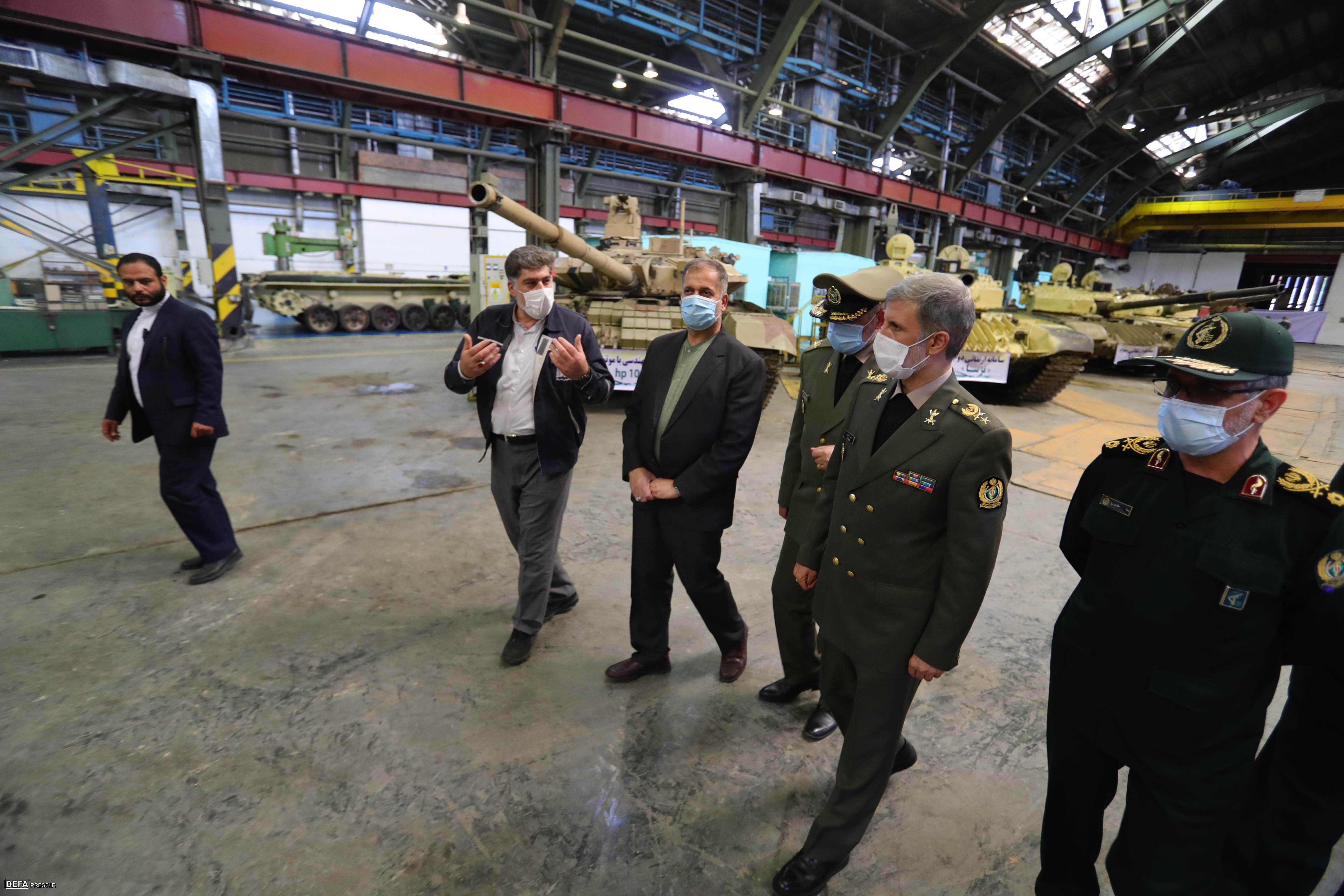 حضور وزیر دفاع در میدان آزمایش و تست واقعی تانک‌های نیروهای مسلح