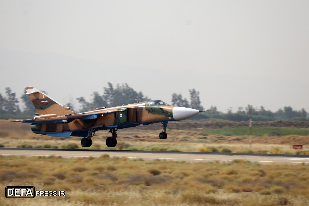 بازآماد یک فروند جنگنده سوخو ۲۴ در پایگاه هوایی شهید دوران