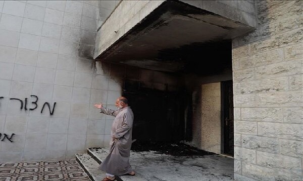 صهیونیست‌ها یک مسجد را در کرانه باختری به آتش کشیدند+ تصاویر
