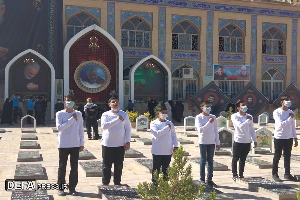 تصاویر/ آیین رونمایی از سرود دانش آموزی «فانوس» در گلزار شهدای کرمان/////در حال ویرایش