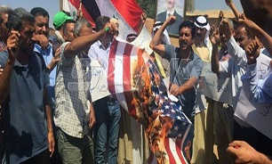 مردم شرق سوریه پرچم آمریکا را به آتش کشیدند