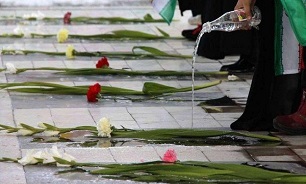 غبارروبی گلزار شهدای بوستان «مفتون» شهر خورموج در هفته دفاع مقدس