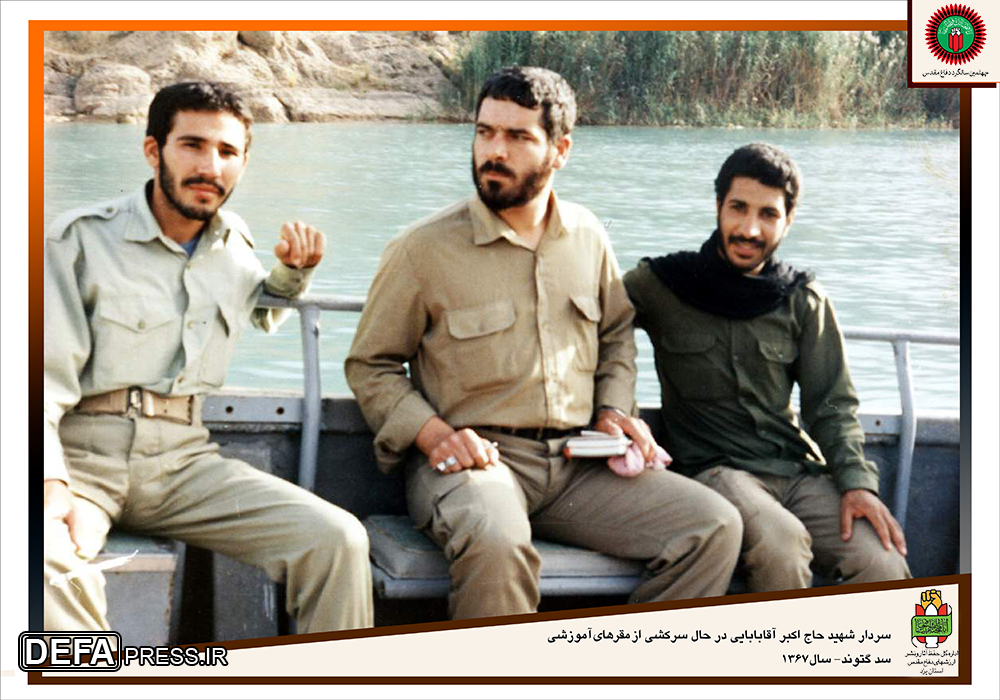 عکس/ سردار شهید «اکبر آقابابایی» در حال سرکشی از مقر‌های آموزشی
