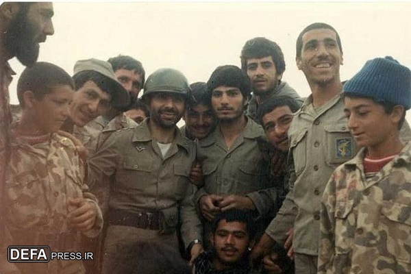 تصویر امیر سپهبد شهید«علی صیاد شیرازی» در جمع رزمندگان لرستانی