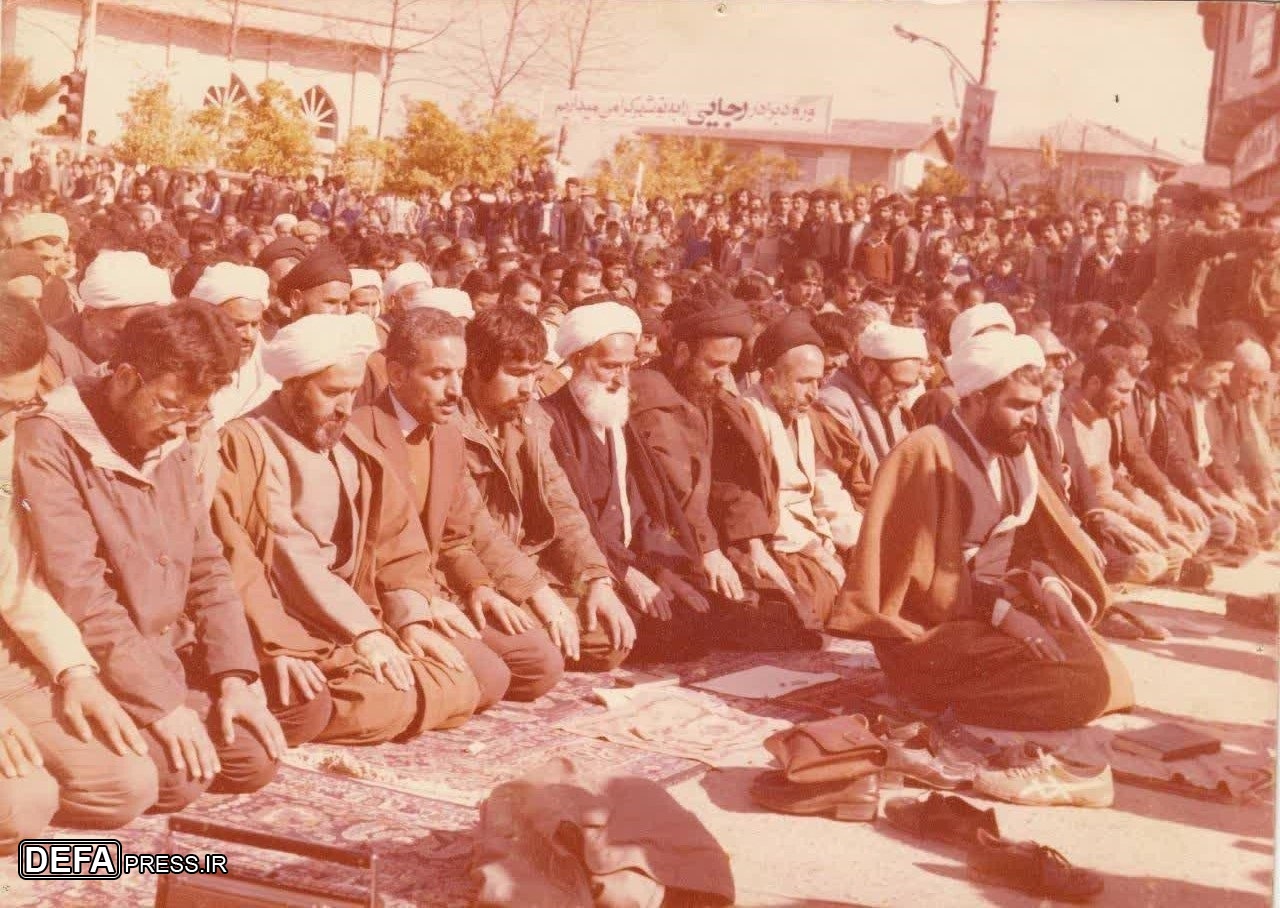 عکس / نماز جماعت با حضور شهید «رجایی» در نوشهر