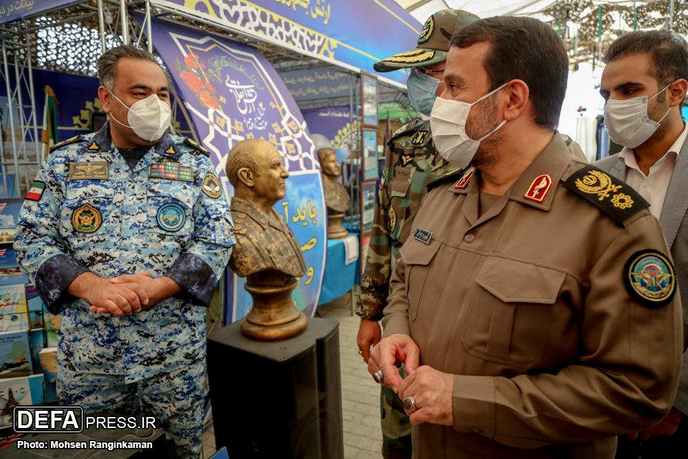 رییس بنیاد حفظ آثار و نشر ارزش‌های دفاع مقدس از غرفه دستاورد‌های ارتش بازدید کرد