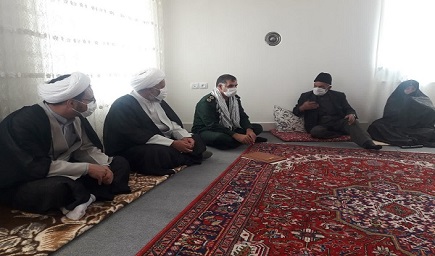 خانواده معظم شهداء از افتخارات کشور هستند