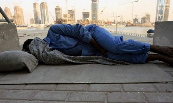 کارگرانی که در خیابان‌های دبی کنار آسمان خراش‌ها می‌خوابند