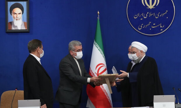 روحانی از دستگاه های دولتی برگزیده در خدمت رسانی تقدیر کرد