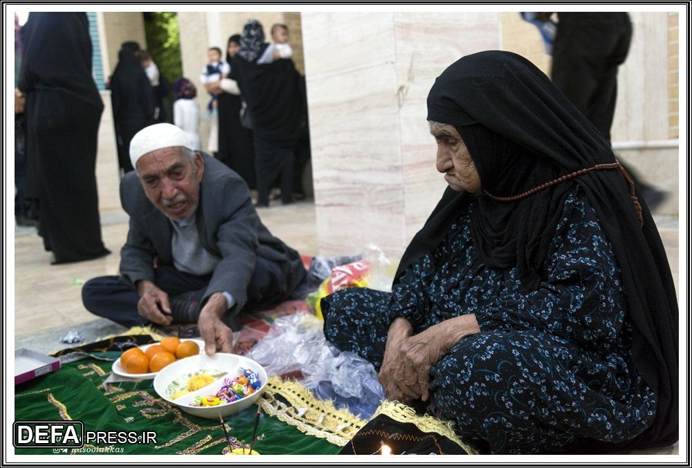 عکس/ پدر و مادر شهید «عبدالکریم حیدری» بر مزارش فرزند شهیدشان