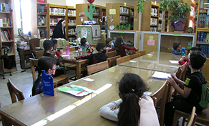 بازدید کودکان پیش دبستانی از کتابخانه تخصصی دفاع مقدس استان مرکزی