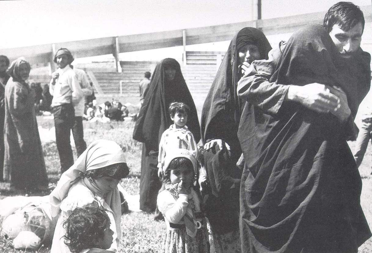 دیدار خانواده اسرای عراقی با اسرای خود در ایران+ تصویر