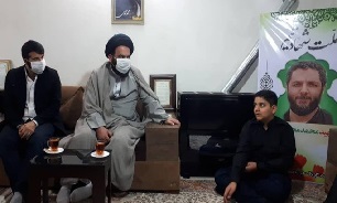 حضور حجت‌الاسلام آقامیری و ابوذر بیوکافی در منزل شهید امر به معروف