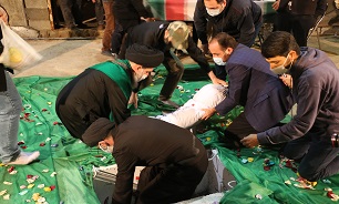 خاکسپاری سه شهید گمنام دفاع مقدس در بوستان کودک قم