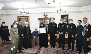 دیدار معاون نیروی انسانی نیروی دریایی ارتش از دو خانواده شهید در شهرستان «رشت»