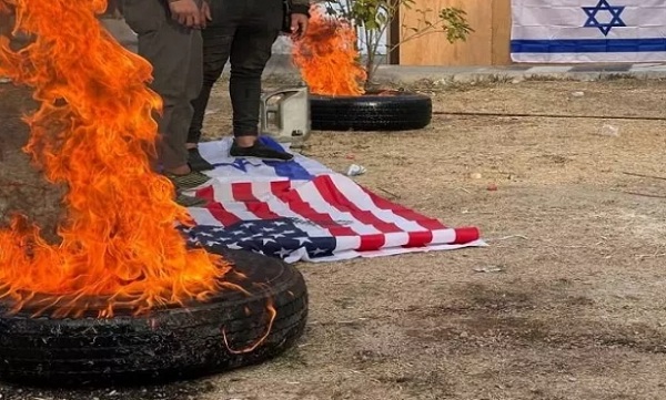 پرچم آمریکا و رژیم صهیونیستی در بغداد به آتش کشیده شد