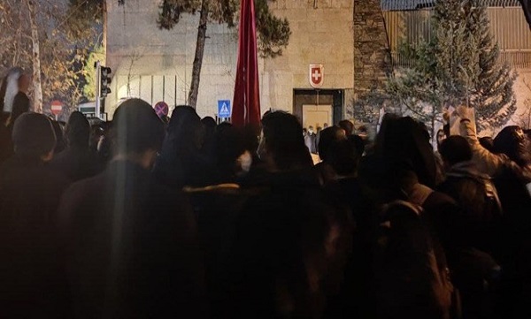 تجمع دانشجویان مقابل سفارت سوئیس/ اعلام انزجار از قاتلان سرداران مقاومت