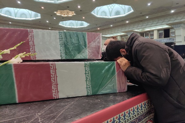 آغاز آیین وداع با پیکر‌های مطهر ۱۵۰ شهید گمنام دوران دفاع مقدس در مصلی تهران+ تصاویر