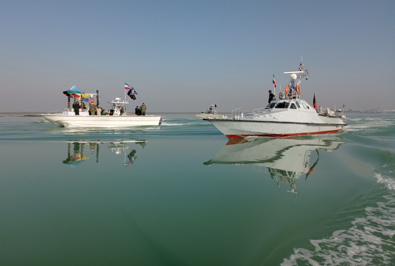 تصاویر/ تشییع دریایی پیکر مطهر ۲ تن از شهدای گمنام در خلیج فارس