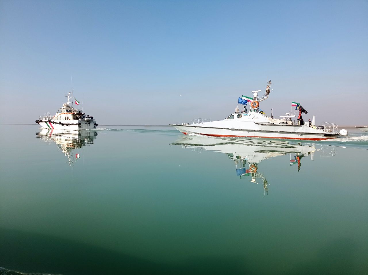تصاویر/ تشییع دریایی پیکر مطهر ۲ تن از شهدای گمنام در خلیج فارس