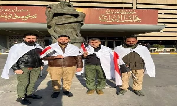 حضور نمایندگان «صدر» با کفن و لباس نظامی در برابر پارلمان عراق