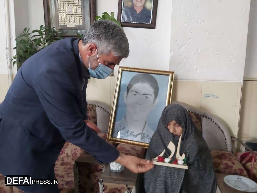 دیدار مدیر آموزش و پرورش مهریز با مادر شهید دانش‌آموز «زارع‌بیدکی»