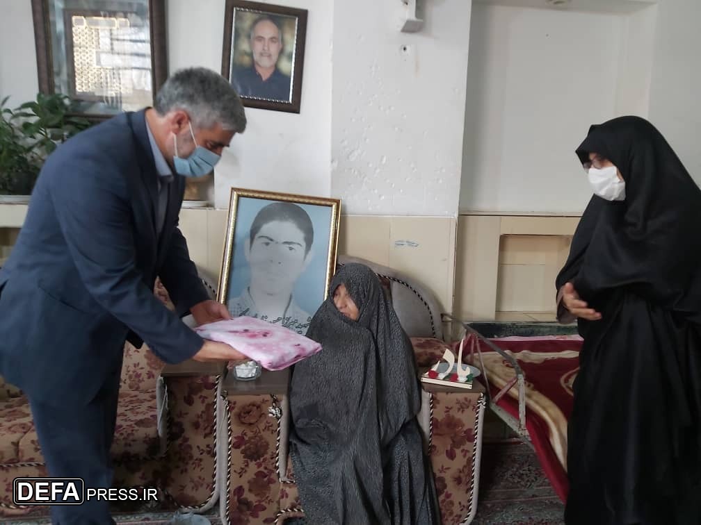 دیدار مدیر آموزش و پرورش مهریز با مادر شهید دانش‌آموز «زارع‌بیدکی»