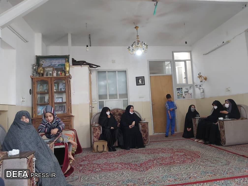 دیدار مدیر آموزش و پرورش مهریز با مادر شهید دانش‌آموز «زارع‌بیدکی»