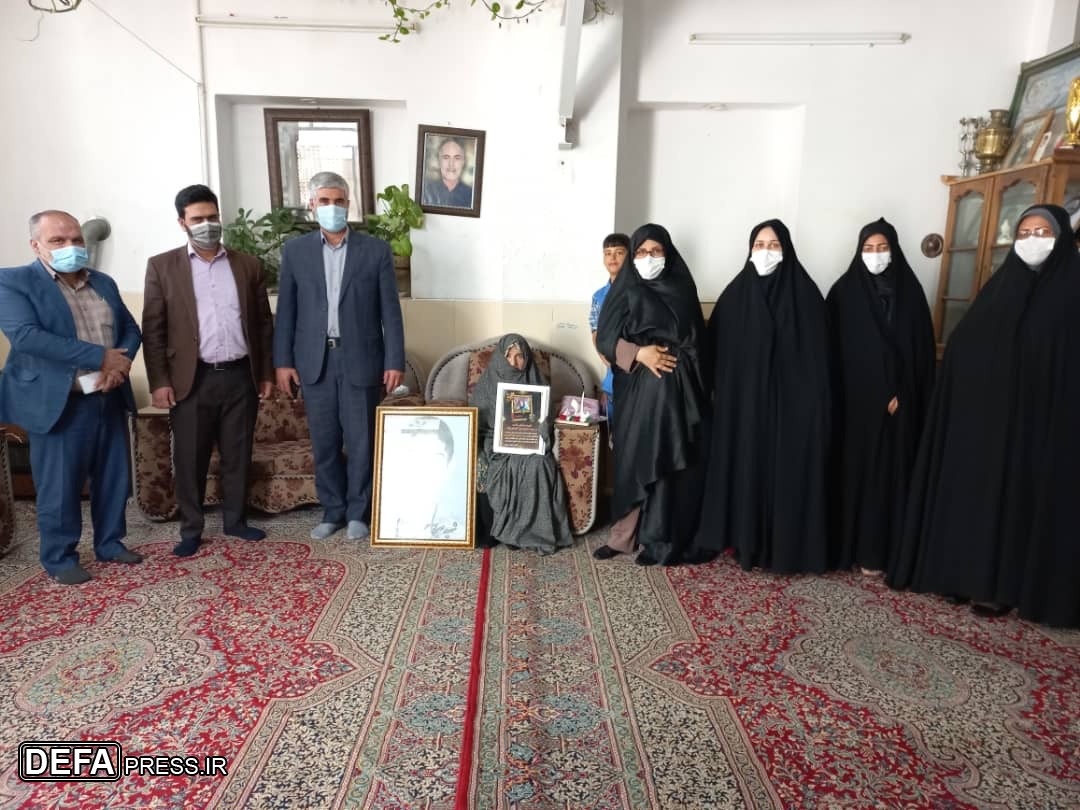 دیدار مدیر آموزش و پرورش مهریز با مادر شهید دانش‌آموز «زارع‌بیدکی»