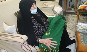 دیدار خادمیاران رضوی با مادر شهید حاج «حسین خرازی»