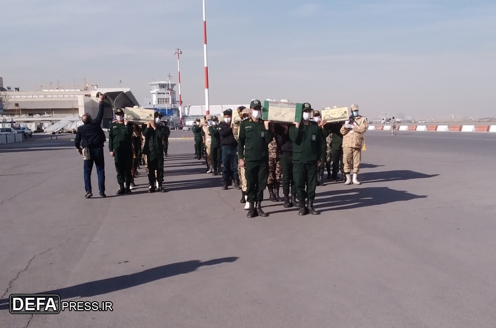 پیکر ۱۶ شهید دفاع مقدس و مدافع حرم وارد فرودگاه شهید هاشمی‌نژاد مشهد شد