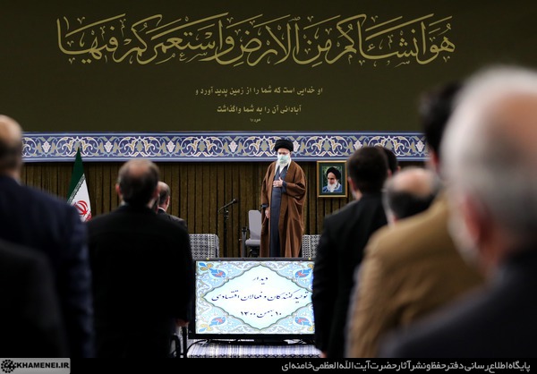 عکس/ آیه نصب شده در محل سخنرانی رهبر معظم انقلاب اسلامی