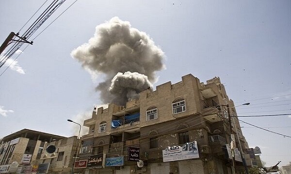 جنگنده‌های سعودی پایتخت یمن را به شدت بمباران کردند