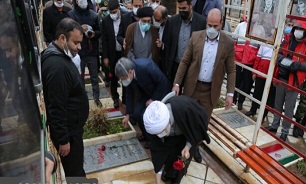 گلباران قبور شهدا در شیراز به مناسبت آغاز دهه فجر