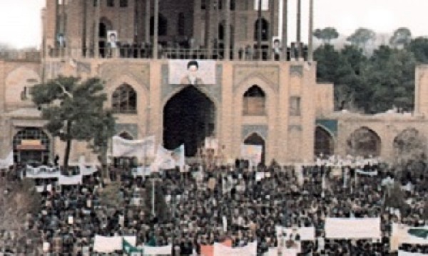 ماجرای آویختن عکس حضرت امام مقابل عمارت عالی‌قاپوی اصفهان