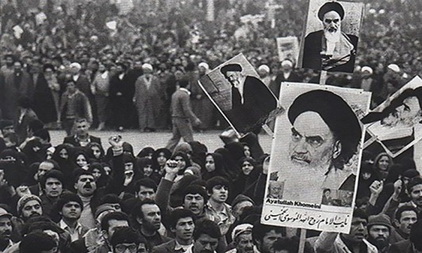 پیروزی انقلاب اسلامی در برابر بلوک شرق و غرب